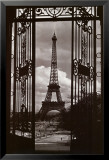 La Tour Eiffel par l'embrasure d'une porte