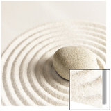 Rocher zen au centre de cercles dessinés sur le sable
