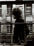 Bob Dylan passant devant une vitrine de magasin à Londres, 1966|The One and Only Bob Dylan Walking Past a Shop Window in London, 1966
